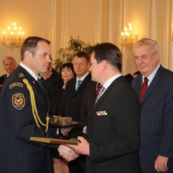 Hasiči z Domažlic získali na Hradě Zlatý záchranářský kříž 