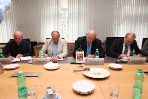 Foto: Hejtman a starostové podepsali Memorandum o NP Šumava 