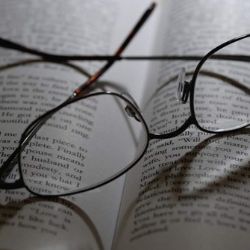 Herci budou během středeční Noci literatury číst v Plzni  