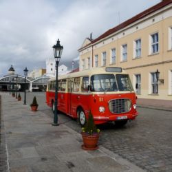 Historický autobus v Plzni o víkendech propojí náměstí i zoo 