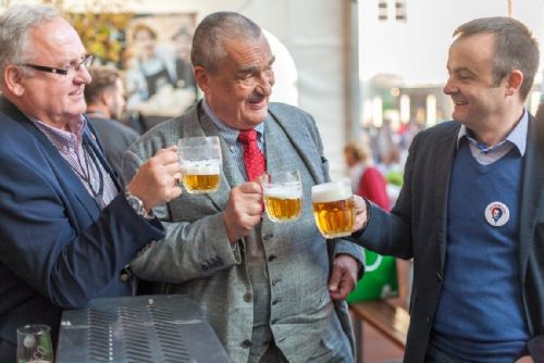 Foto: K. Schwarzenberg se v Plzni projel na cyklobaru a zašel na pivo 