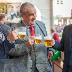 K. Schwarzenberg se v Plzni projel na cyklobaru a zašel na pivo 