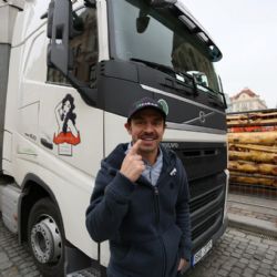 Kníratý trucker Filip Moupic odváží z Plzně obří kolotoč