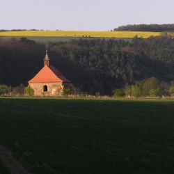 Kostel v Dolanech zve v sobotu na tradiční pouť s koncertem Iva Jahelky 