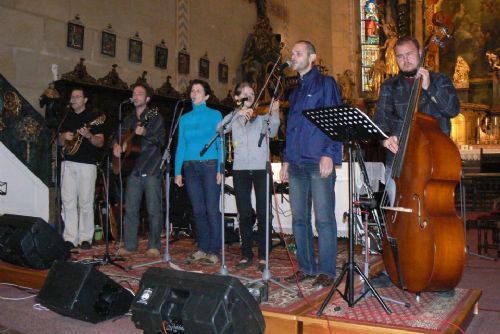 Foto: Kostel v Kašperkách rozezní od pátku křesťanský folk a rock
