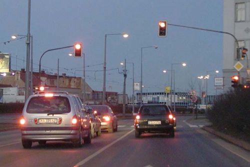 Foto: V Plzni zlobí semafory, někde svítí červená desítky minut