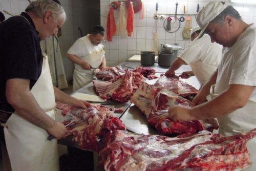 Foto: Z řeznictví si odnesl několik kilo masa