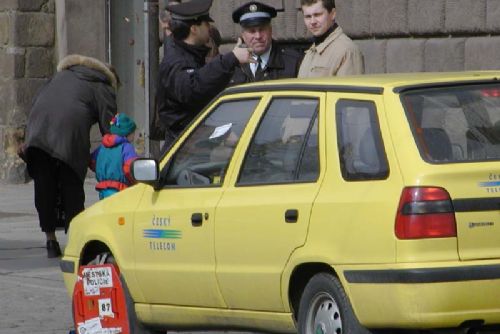 Foto: Strážníci v Plzni nasadí přes šedesát botiček denně
