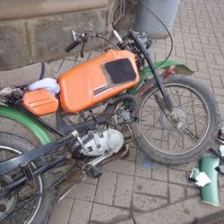 Motorkář ve Stříbře boural s autem, skončil v nemocnici