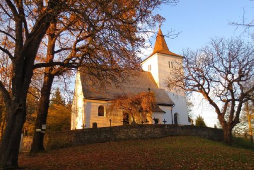 Foto: Šumavský Mouřenec zve od čtvrtka na komentované prohlídky kostela a kostnice 