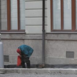 Muž kálel na chodníku v centru Plzně. Do parku by nedošel