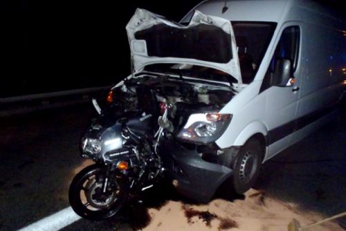 Foto: Na dálnici u Cerhovic bourala dodávka, auto a motorkář