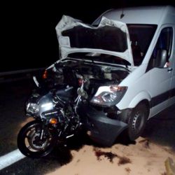 Na dálnici u Cerhovic bourala dodávka, auto a motorkář