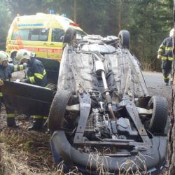 Na Tachovsku narazilo auto do stromu, dvě zranění