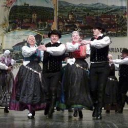 Na terase zámku v Bečově vystoupí Slovinci s folklorem