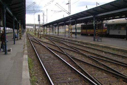 Foto: Vandal s růžovým sprejem poničil klatovské nádraží