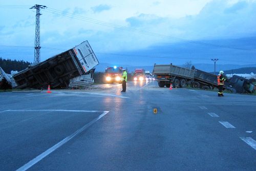 Foto: Nehoda dvou kamionů u Meclova blokovala provoz