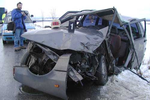 Foto: V Lubech se střetly škodovky, řidiči se zranili