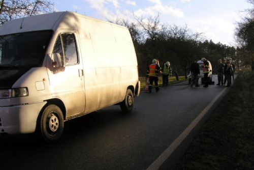 Foto: Nehoda u Kozlovic: Zraněná řidička skončila v nemocnici
