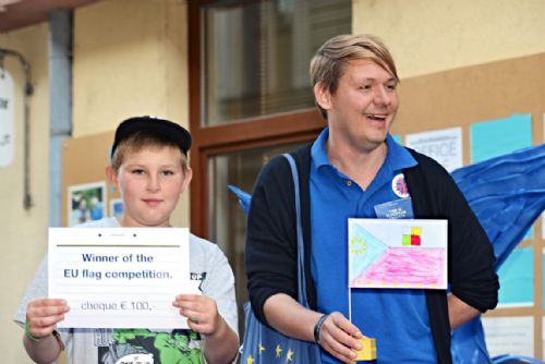 Foto: Novou evropskou vlajku z Plzně navrhl žák z Domova dětí a mládeže