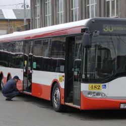 V Lobzích u zastávky zkopali Plzeňáka. Nejste svědci?
