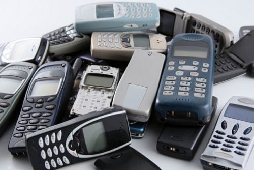 Foto: Obyvatelé kraje odevzdali stovky starých mobilů pro děti