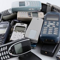 Obyvatelé kraje odevzdali stovky starých mobilů pro děti