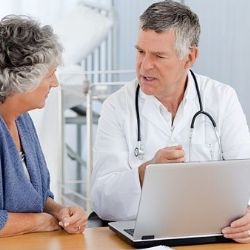 Opilec řádil v čekárně u lékaře v Plasích, už má obvinění