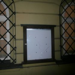 Opilec před zraky strážníků rozbil úřední desku a pořezal se