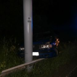 Opilý řidič vypadl z auta k nohám strážníků. Podívejte se