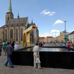 Parta bezdomovců napadla na náměstí plzeňské strážníky