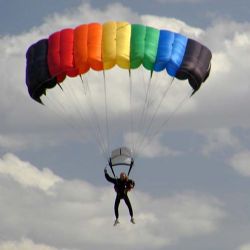 Paraglidista uvízl na Špičáku v koruně stromu