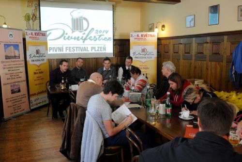 Foto: Plzeň chystá pivní festival. V díře po Inwestu