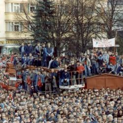 Plzeň slaví 25 let od revoluce vernisáží i svěcením zvonů