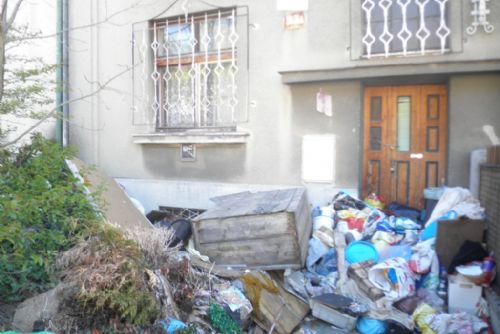 Foto: Plzeňák vyhazuje odpad na zahradu, páchne a láká krysy