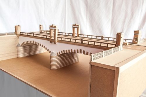 Foto: Plzeňský model mostu z lepenky je vystaven na Šumpersku