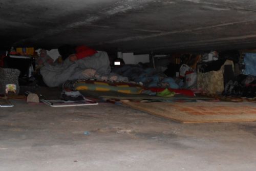 Foto: Pod mostem v Lobezské ulici si ustlaly bezdomovkyně