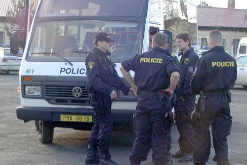 Foto: Policisté na Rokycansku kontrolovali cizince