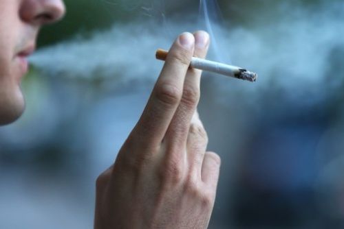Foto: Zákaz kouření přinesl do měst a obcí Plzeňska nepořádek a hluk