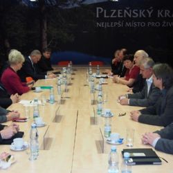 Poslanci a senátoři diskutovali s hejtmanem nejen o rozpočtovém určení daní