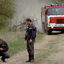 Vítr řádí, shodil strom na dvě auta