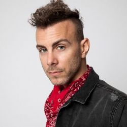 Pozoruhodný izraelský písničkář Asaf Avidan vydává singl Over My Head. A míří sólo do Prahy!