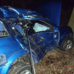 Před Kyjovem se ve středu v noci zřítilo auto ze svahu 