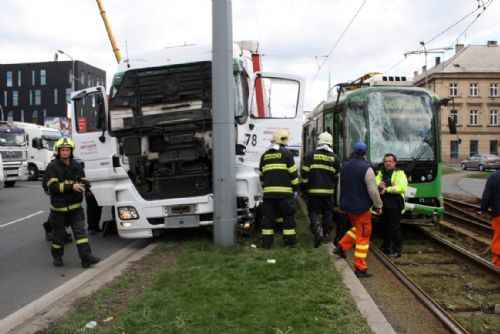 Foto: Před plzeňskou Plazou se srazil kamion s tramvají 