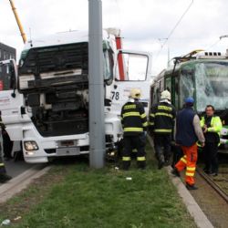Před plzeňskou Plazou se srazil kamion s tramvají 