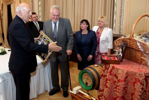 Foto: Prezident dostal na závěr návštěvy kraje pivo, jeho paní perly