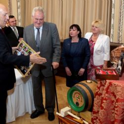 Prezident dostal na závěr návštěvy kraje pivo, jeho paní perly