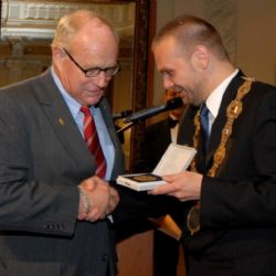 Primátor Plzně rozdal hostorické pečeti. I vnukovi Pattona 