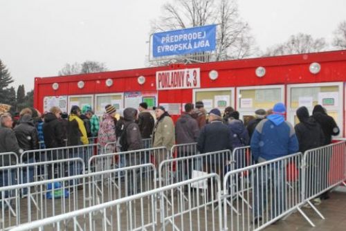 Foto: Prodej vstupenek na zápas se Šachťarem byl zahájen 