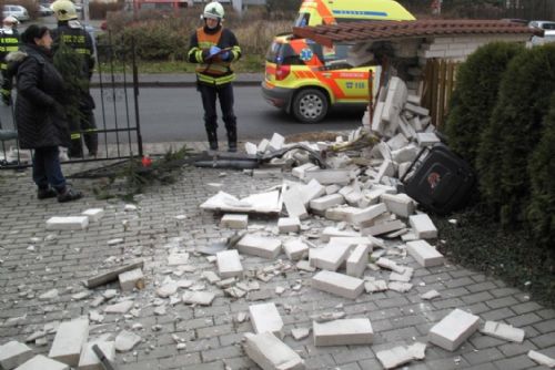 Foto: Řidička na Nové Hospodě zbourala sloupek, unikal plyn